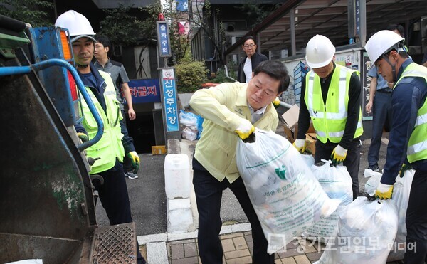 박승원 광명시장이 지난 9월28일 ‘생생소통현장’에서 생활쓰레기 수거활동을 펼치고 있는 모습. 