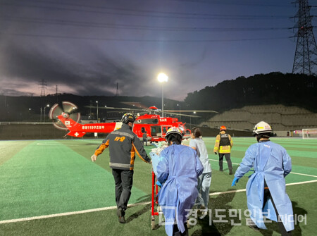 용인소방서 구급대원들이 심정지 환자의 헬기 이송을 돕고 있다.