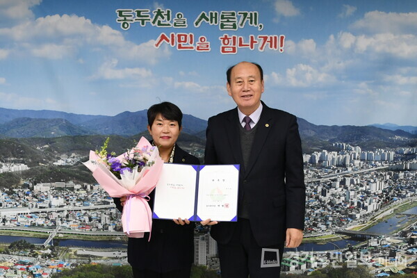 박형덕(오른쪽) 동두천시장이 한미영 수호천사 봉사단 회장을 12월 ‘1일 명예시장’으로 위촉하고 함께 사진을 찍고 있다.