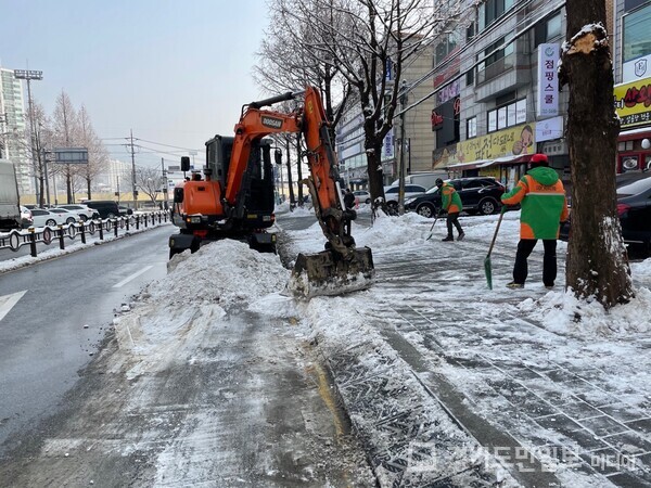 광주시가 겨울철 도로와 도로변에 쌓인 눈을 치우고 있는 모습.
