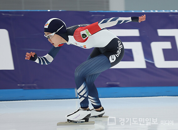 김민선이 지난달 17일 중국 베이징에서 열린 2023-24 국제빙상경기연맹(ISU) 스피드스케이팅 월드컵 2차 여자 500m 디비전A 1차 레이스에서 경기하고 있다.