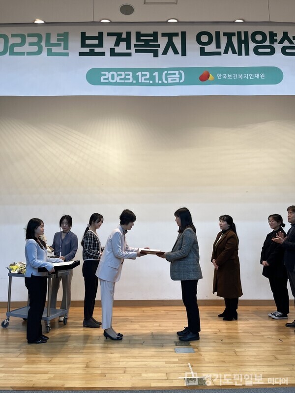 연천군청 사례관리사들의 학습동아리 희망드림이 한국보건복지인재원에서 주최하는 2023년 현장주도 학습 분야 우수 동아리로 선정됐다.
