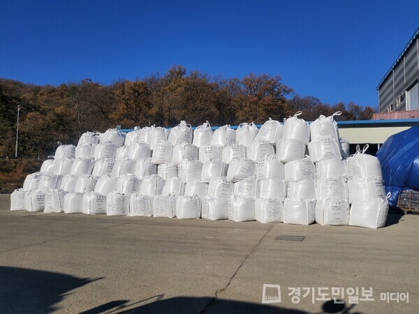 오산시가 겨울철 자연재난에 대비하고자 비식용 소금 1600톤 및 친환경 제설제 190톤을 확보했다. 