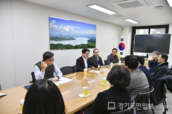 김병수 김포시장이 김포시 종교계 지도자들을 만나 서울시 편입에 대한 진행 과정에 대해 설명하고 의견을 청취하는 시간을 갖고 있다.