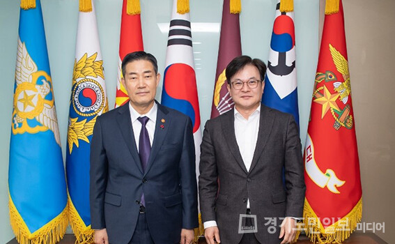 김병수(오른쪽) 김포시장이 신원식 국방부 장관과 사진을 찍고 있다. 