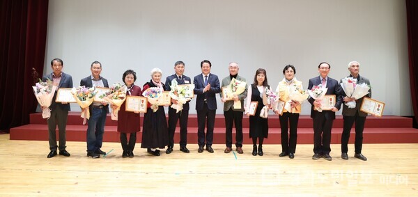 안양시청 대강당에서 ‘2023 안양시 자원봉사자대회’가 진행되고 있다. 사진은 표창 수상자들. 