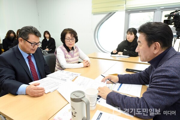 김동근(오른쪽) 의정부시장이 새말청소년센터에서 ‘현장시장실’을 열고 시민들의 목소리에 귀를 기울이고 있다.
