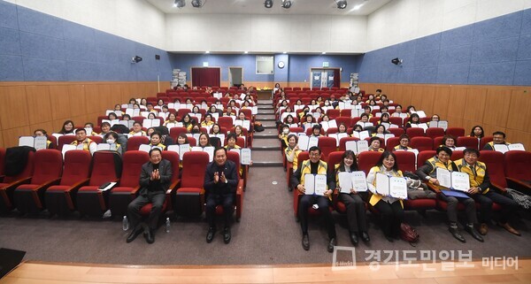 오산시도서관 키움봉사회 총회에서 위촉된 자원봉사자들.