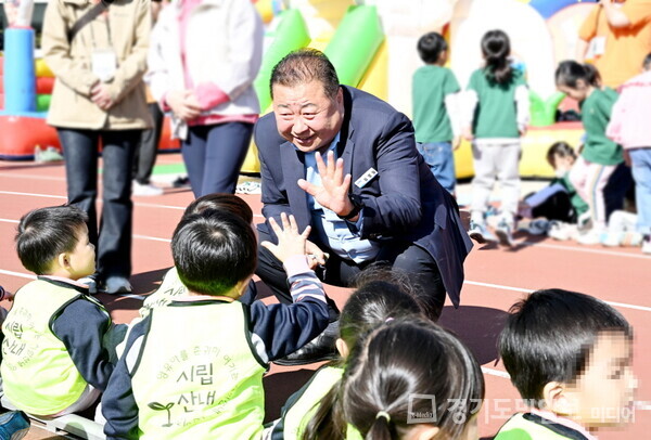 김경일 파주시장이 아이들과 함께하고 있다. 