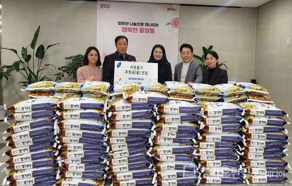 용인특례시 처인구 중앙동 발전협의회 박창무 회장이 10㎏ 쌀 100포를 중앙동에 기탁하고 있다.  
