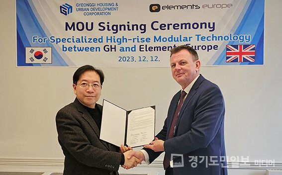 경기주택도시공사 김세용(왼쪽) 사장과 엘리먼츠 유럽 데이비드 존스 CEO가 고층 모듈러 주택 기술 교류를 위한 업무협약을 체결하고 있다. 