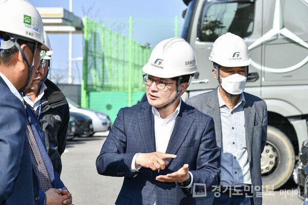 김병수 김포시장이 지난 10월27일 증차된 골드라인의 첫 번째 편성차량 현장점검에서 관계자들과 골드라인 증차사업에 대해 논의하고 있다.