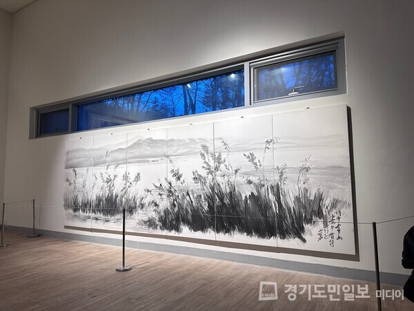 김포아트빌리지 한옥마을에 신흥균 작가의 대형 수묵회화 작품이 전시되어 있다.