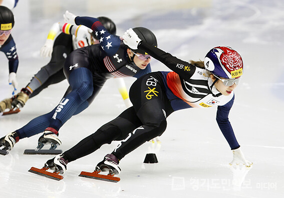 서울 양천구 목동아이스링크에서 열린 2023~2024 국제빙상연맹(ISU) 쇼트트랙 월드컵 4차 대회 여자 1500m 결승 한국 김길리가 역주하고 있다.