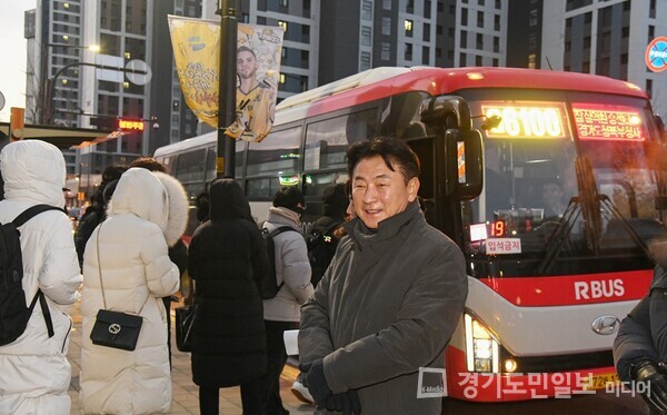 김동근 의정부시장이 18일 시민들의 출근시간에 맞춰 잠실행 광역버스 G6100번 노선의 고산지구 정류소 탑승 현장점검에 나섰다.