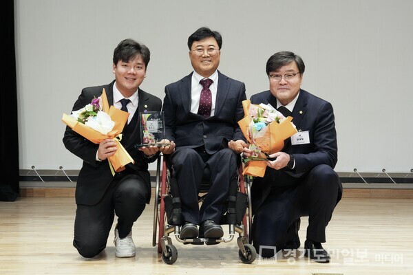 포천나눔의집장애인자립생활센터 주관 ‘2023년 사업보고회’에서 연제창ㆍ김현규 포천시의원이 우수 의원 감사패를 수상했다.
