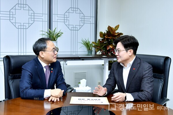 김병수(오른쪽) 김포시장이 고기동 행정안전부 차관에게 김포 서울 편입을 위한 관할구역 변경 주민투표를 공식 건의하고 있다.