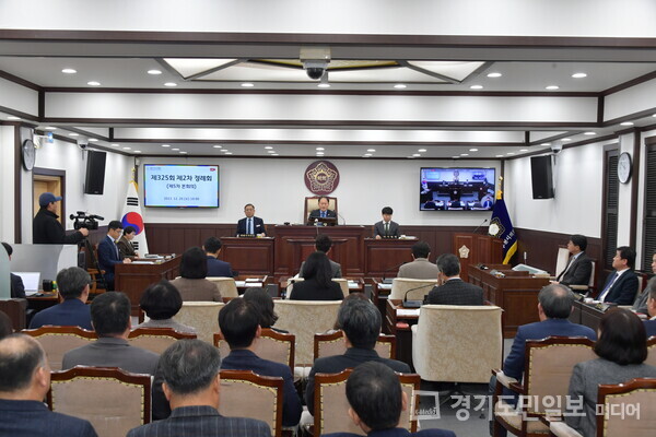 제325회 동두천시의회 제2차 정례회가 폐회되고 있다.
