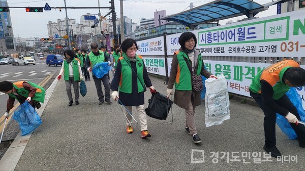시흥시 대야ㆍ신천권 자원봉사자들이 도로변 쓰레기를 줍고 있는 모습.