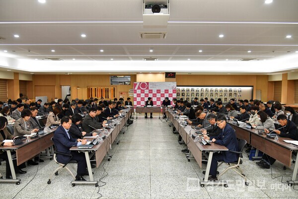 김병수 김포시장이 지난 26일 확대간부회의에서 신년 해맞이 행사의 안전점검을 지시하고 있다.