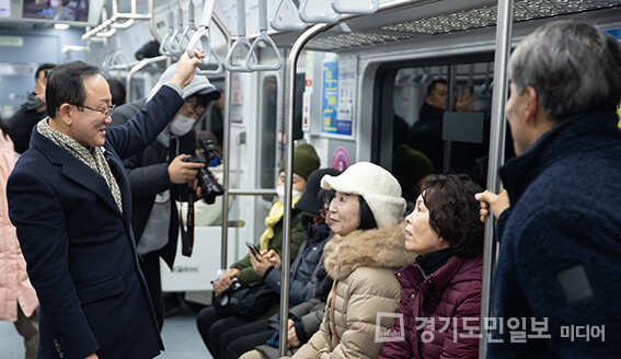 김덕현 연천군수가 지난해 12월16일 오전 5시27분 연천역에서 1호선 인천행 첫 열차에 탑승한 뒤 군민들과 대화를 나누고 있다. 