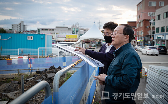 김덕현 연천군수가 대형 건설현장의 안전을 점검하고 있다. 