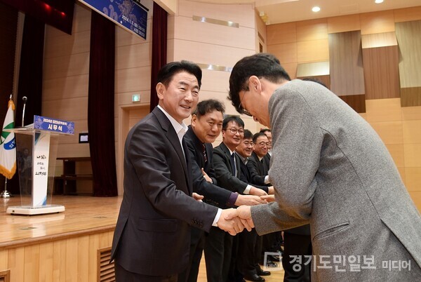 김동근 의정부시장이 시무식에 참석한 직원들과 새해맞이 인사와 덕담을 나누고 있다.