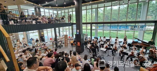 의정부음악도서관이 지역 음악 예술인들에게 공연 무대의 기회를, 시민들에게는 도서관에서 즐기는 색다른 공연 문화를 제공하고 있다.