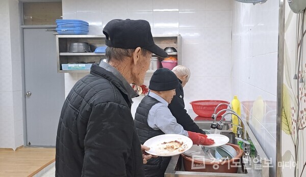 양평군 단월면 향소2리 경로당이 ‘행복한 밥상’을 운영, 남녀 노인회원들이 직접 설거지까지 참여하고 있다.