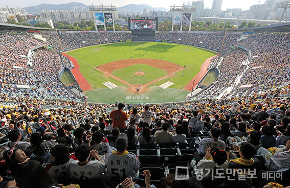 지난해 10월 프로야구 두산 베어스와 LG 트윈스의 경기가 열린 서울 송파구 잠실야구장이 경기를 보러온 관중들로 꽉 차있다.