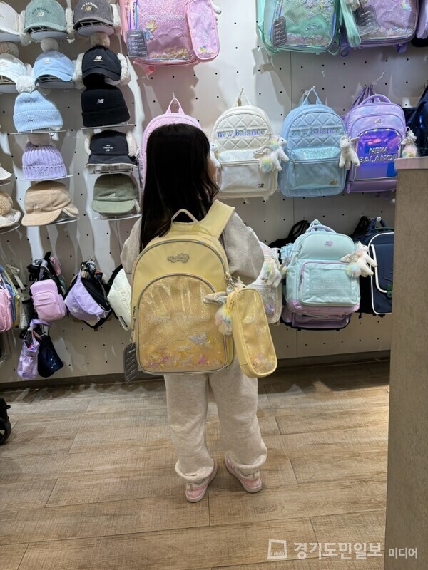 의왕시 드림스타트가 초등학교 입학 아동에게 가방세트를 선물했다.