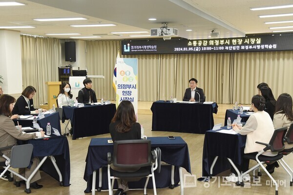 김동근 의정부시장이 평생학습원 소속 직원들과 소통과 대화의 시간을 갖고 있다. 