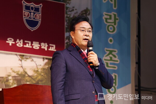 김성제 의왕시장이 우성고등학교 졸업식에 참석해 졸업생들의 새로운 출발을 응원하고 있다.