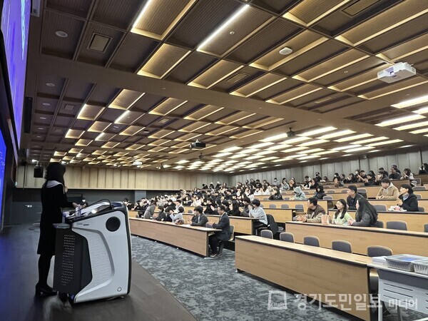 시흥시 중등 2~3학년을 대상으로 총 90시간 동안 진행된 ‘서울대학교 사범대학 부설 스누융합과학배움터’ 사사 과정 수료식이 진행되고 있다. 