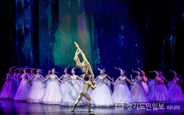 중국 시안 아크로바틱 발레단의 ‘백조의 호수’ 공연 모습.