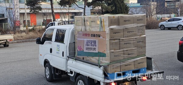 금토일종합식품이 동두천시 상패동에 600만원 상당의 순살치킨 100박스를 전달하고 있다.