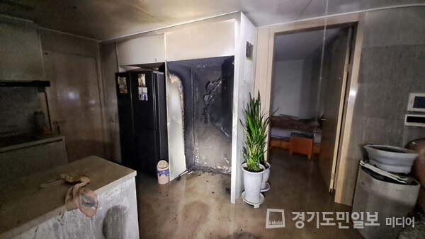 김치냉장고 후면 기판에서 전기적 요인으로 화재가 발생한 용인시 기흥구 동백동 소재 23층짜리 아파트 17층. 