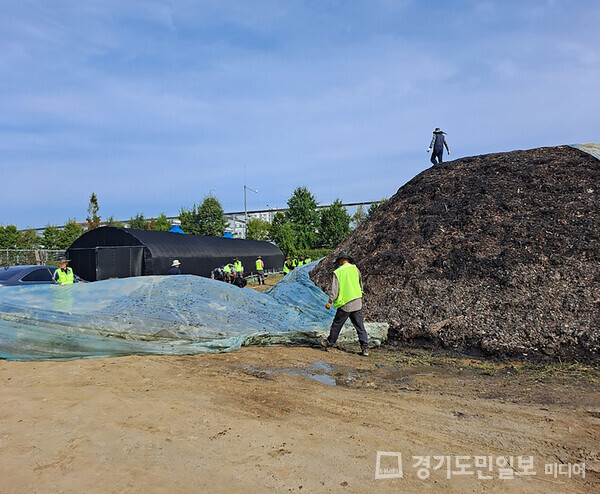 성남시 지역공동체 일자리 참여자들이 낙엽 퇴비화 사업을 벌이고 있다.