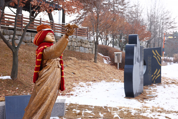  ‘의왕 평화의 소녀상’이 왕송호수공원 산책로 독립유공기념비 옆 공간으로 이전 설치됐다. 