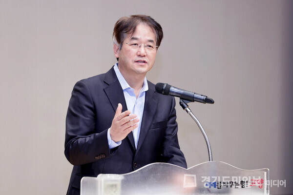 이동환 고양특례시장이 새해 첫 월례조회에서 2024년 최우선 역점사업들을 밝히고 있다. 