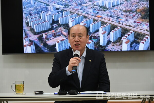 박형덕 동두천시장이 신년맞이 언론인 소통 브리핑을 하고 있다. 