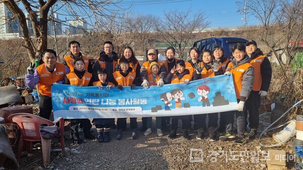 사랑의 연탄 나눔 봉사활동을 펼친 연천군자원봉사센터 당근가족봉사단. 