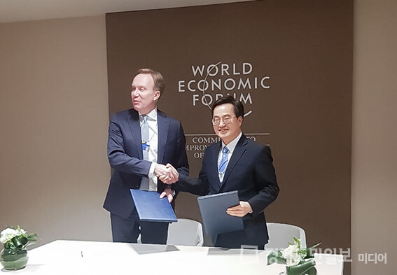김동연(오른쪽) 경기도지사가 보르게 브렌데 세계경제포럼 이사장과 경기도에 4차 산업혁명센터를 설립하기로 합의했다. 