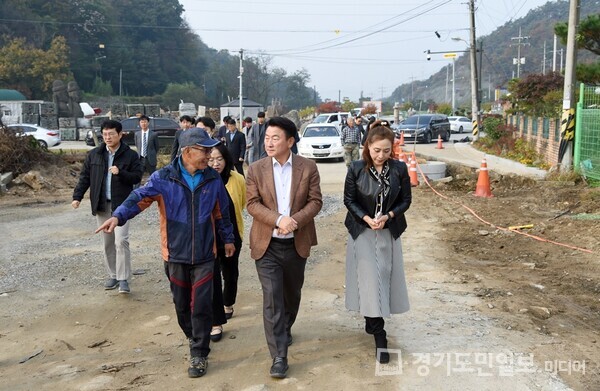 김동근 의정부시장이 국도 43호선 축석고개 현장을 돌아보며 주민들의 애로사항을 청취하고 있다.