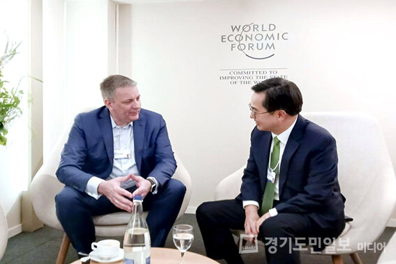 김동연(오른쪽) 경기도지사가 다보스 콩그레스 센터에서 세계적 과학기술기업 독일 머크 그룹의 카이 베크만 일렉트로닉스 회장을 만나고 있다. 