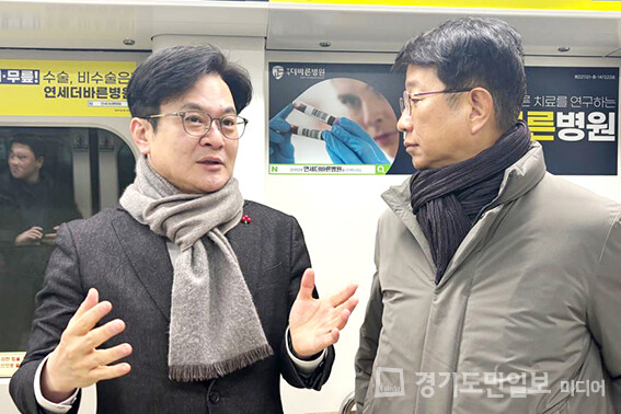 골드라인에 탑승한 박상우(오른쪽) 국토교통부 장관과 김병수 김포시장. 
