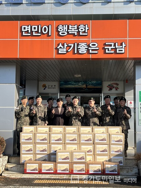 제28사단 전차대대 간부 일동과 태풍가족봉사단이 연천군 군남면에 생필품 키트 50상자를 전달하고 있다.
