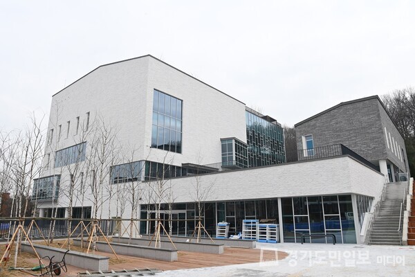 2월3일 오후 2시 ‘2024 부천의 책 선포식&북콘서트’ 행사가 열리는 부천시 수주도서관 전경.