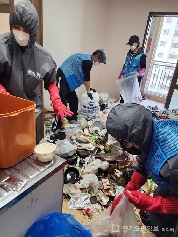 의정부시가 ‘저장강박증 주거환경 특수 청소사업’을 벌이고 있다. 