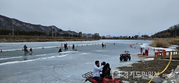 연천군이 차탄천 일원에 얼음썰매장을 개장했다.